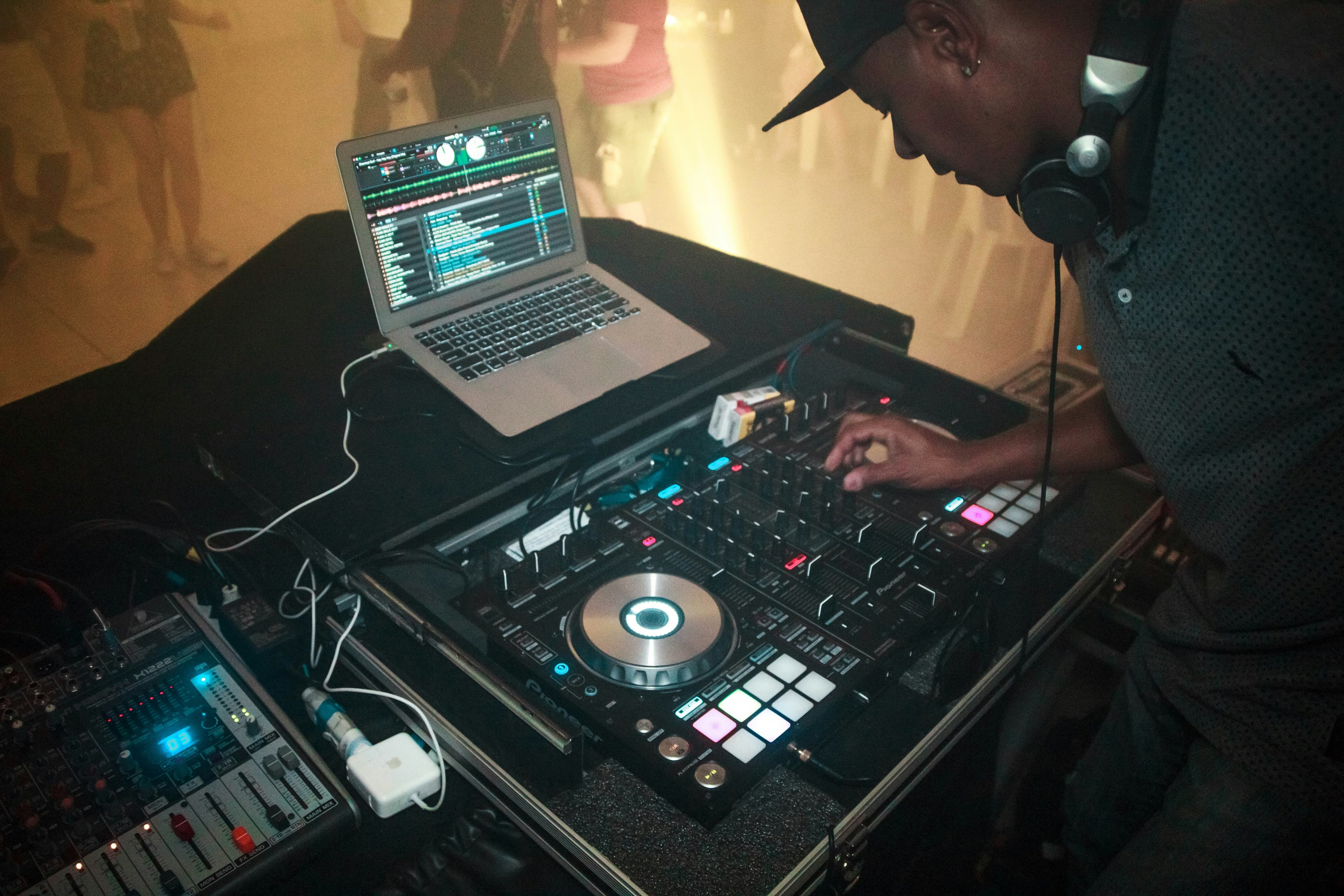 Nigerian Wedding DJ Guide: What to Look for and What to Put on the Playlist